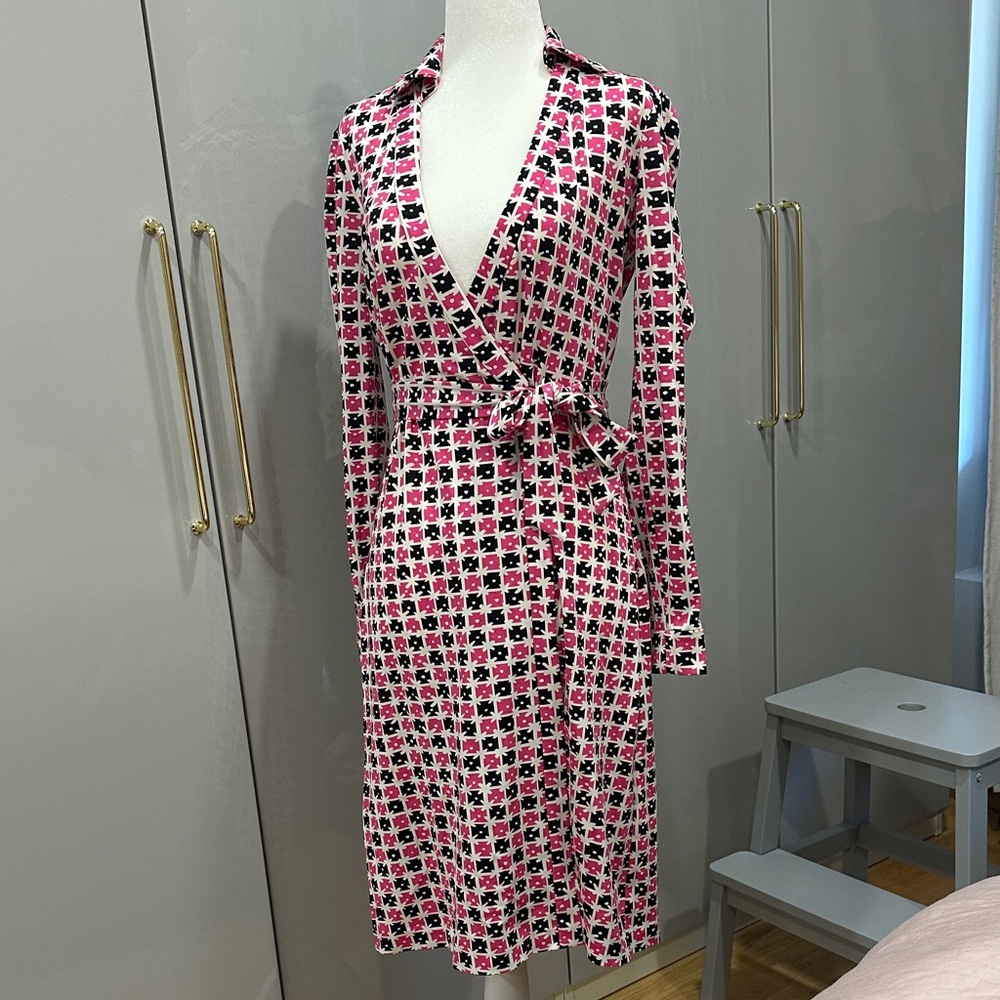 Diane Von Furstenberg (DVF) Stylish Pink and Black Wrap Dress - Size 2